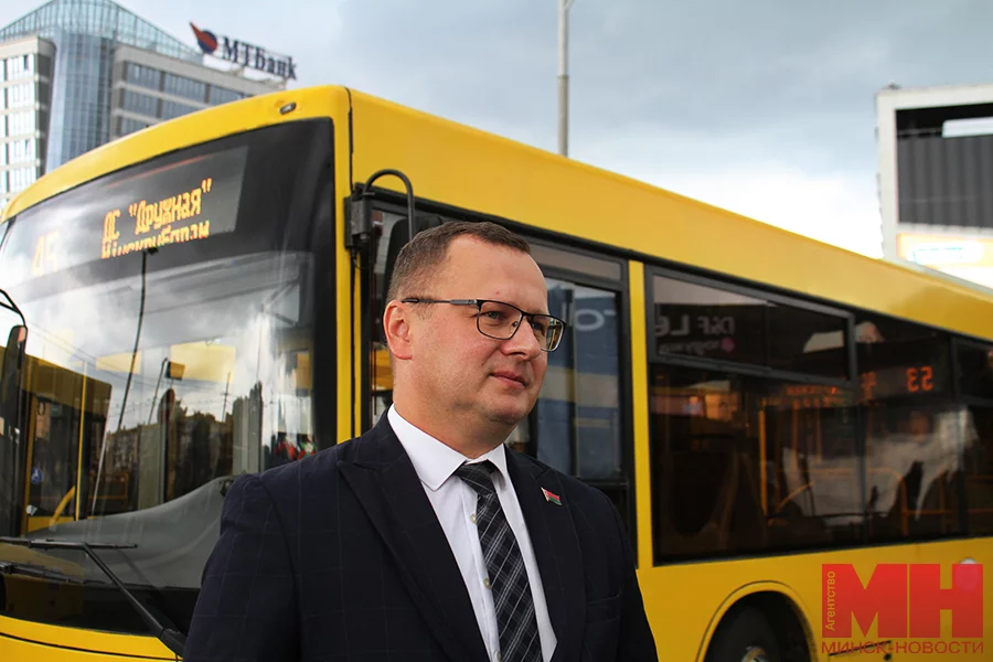 Супранович Ю.С. на фоне автобусов